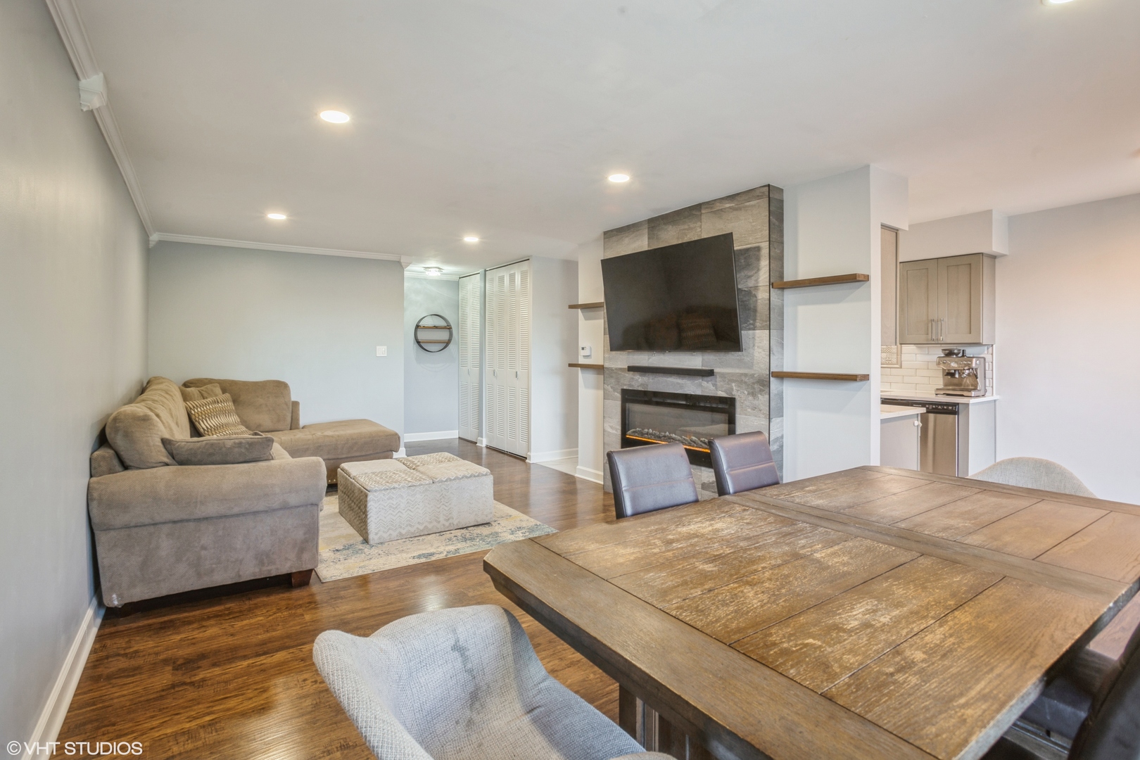 725 W Huntington Commons Road 407