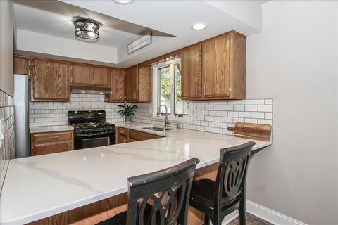 Tiny photo for 949 MANCHESTER Court, South Elgin, IL 60177 (MLS # 12639473)