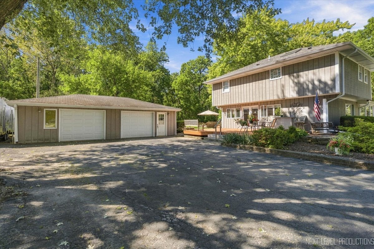 2N720 Woodcrest Drive