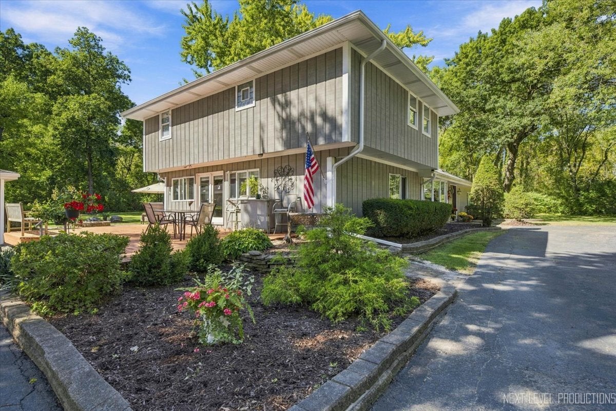 2N720 Woodcrest Drive