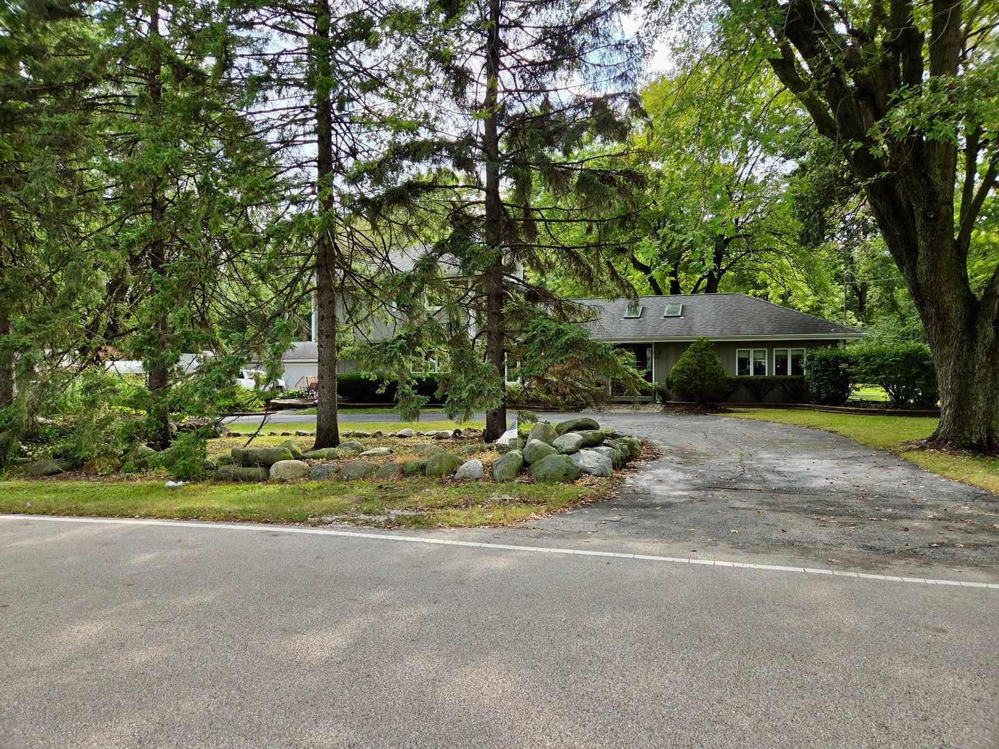2N720 Woodcrest Drive