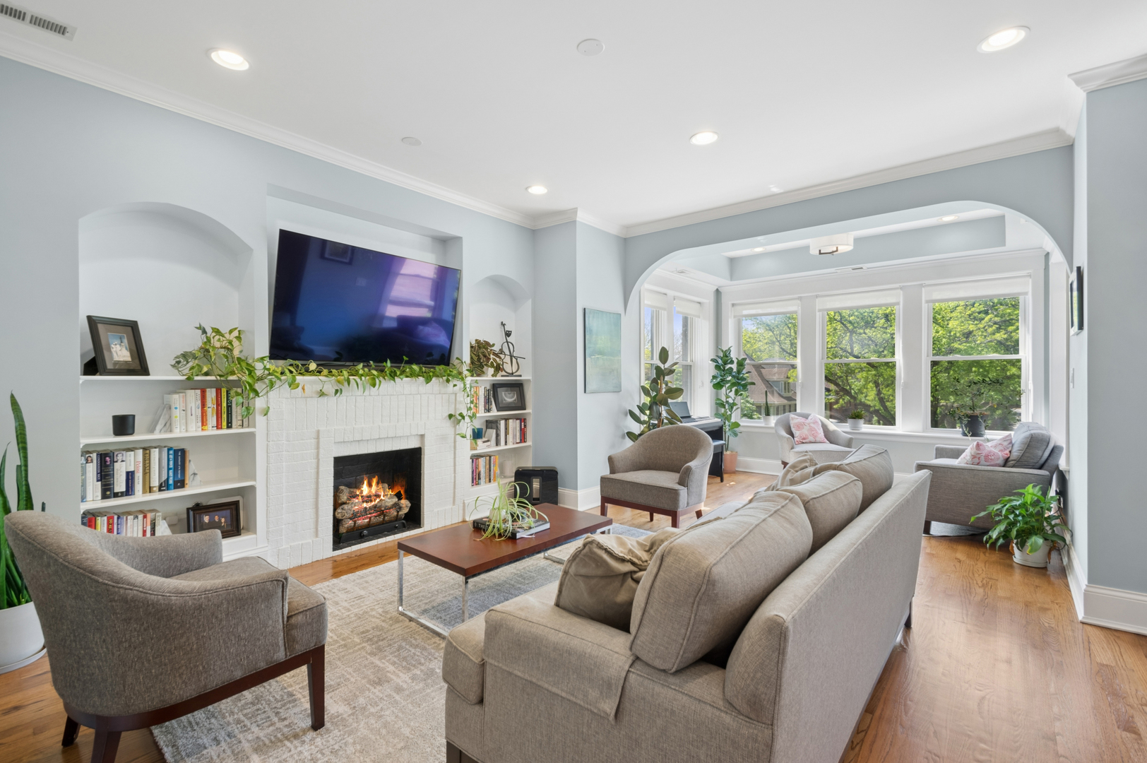 1328 W BRYN MAWR Avenue 3