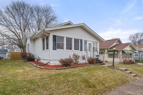 Tiny photo for 2327 6th Street, Moline, IL 61265 (MLS # 100000384)