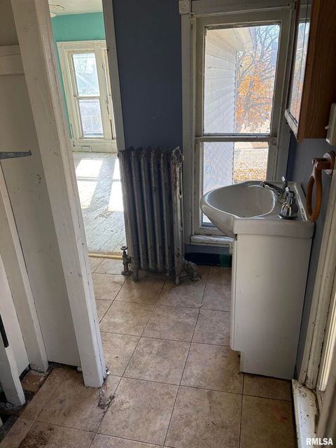 Tiny photo for 552 11TH Avenue S, Clinton, IA 52732 (MLS # QC4269182)