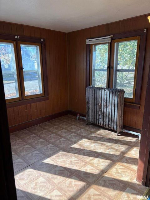 Tiny photo for 552 11TH Avenue S, Clinton, IA 52732 (MLS # QC4269182)