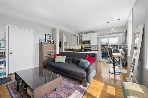 Tiny photo for 1945 N Sheffield Avenue #303, Chicago, IL 60614 (MLS # 12617503)