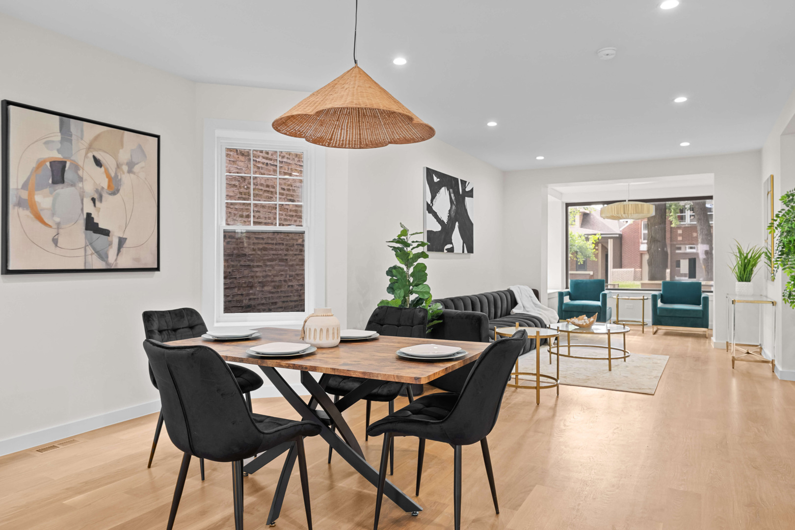 4437 N Whipple Street