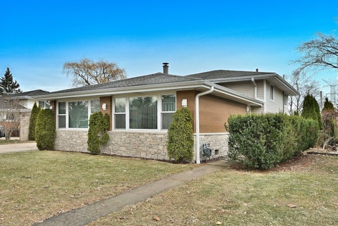 Tiny photo for 575 Bedford Lane, Des Plaines, IL 60016 (MLS # 12742870)
