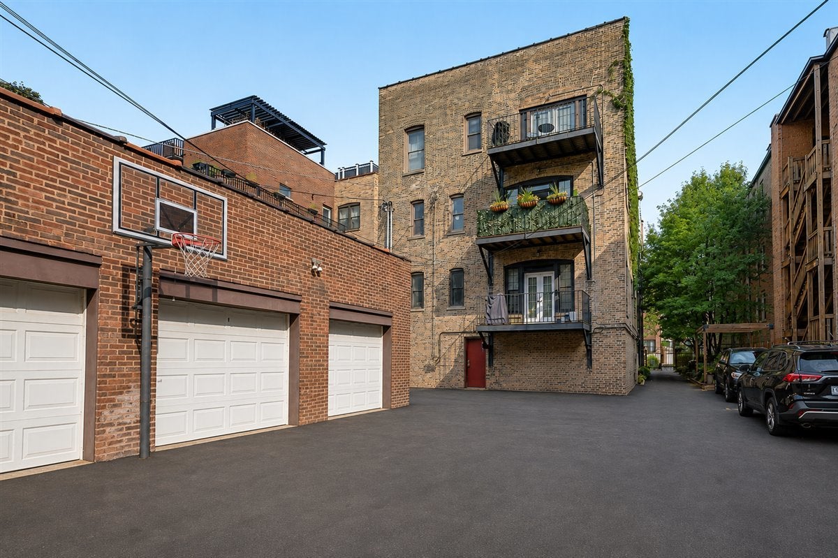 443 W Aldine Street 3