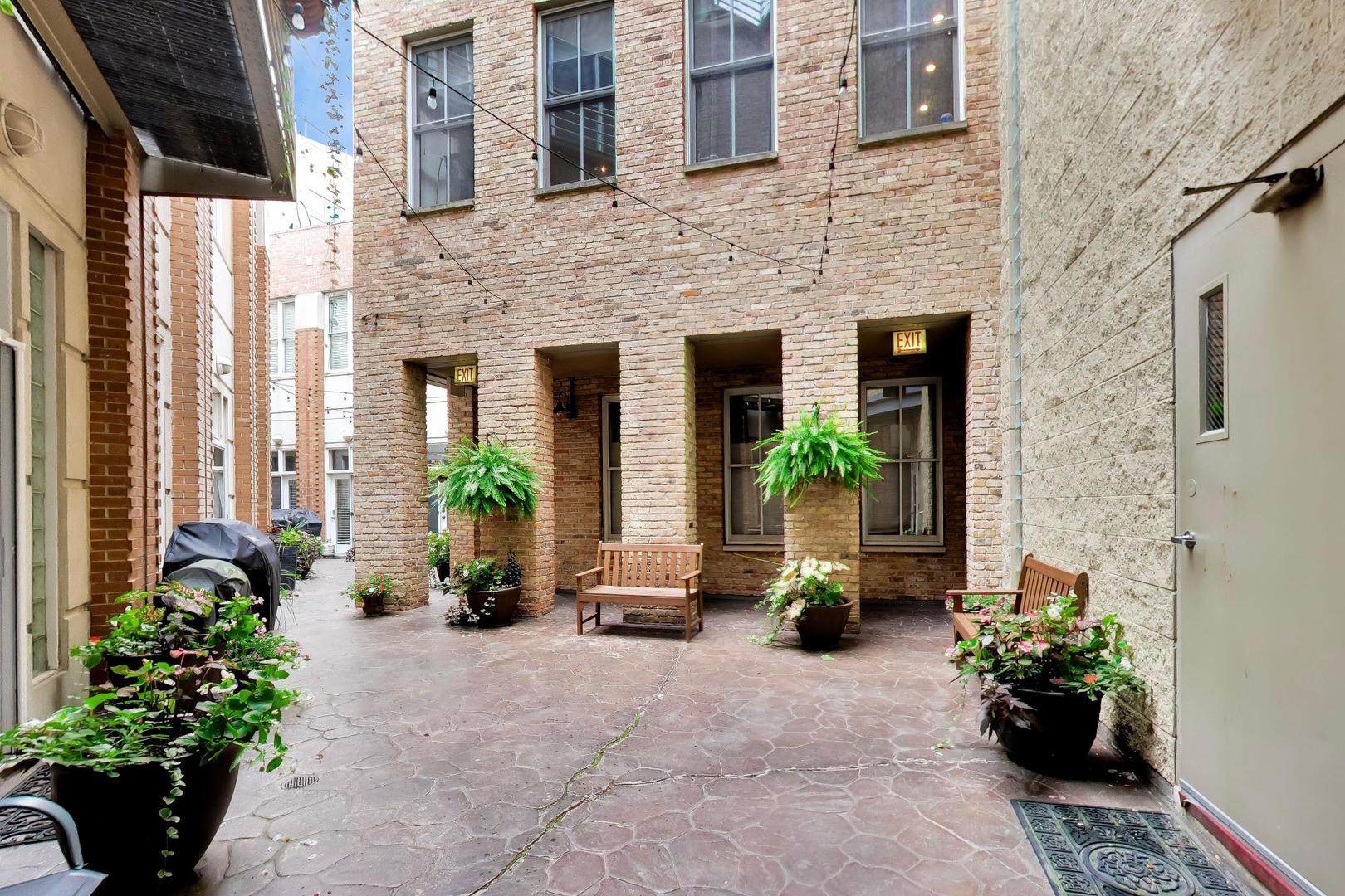 1235 W George Street 106
