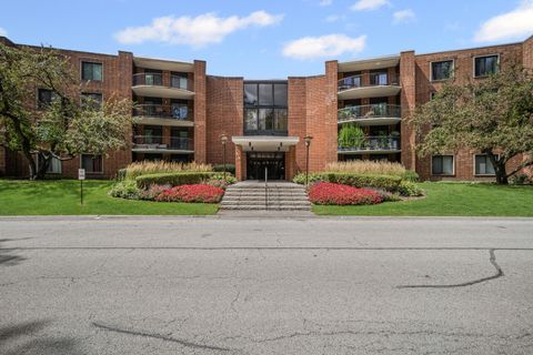 Tiny photo for 1615 E Central Road #417C, Arlington Heights, IL 60005 (MLS # 12424761)