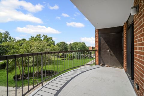 Tiny photo for 1615 E Central Road #417C, Arlington Heights, IL 60005 (MLS # 12424761)