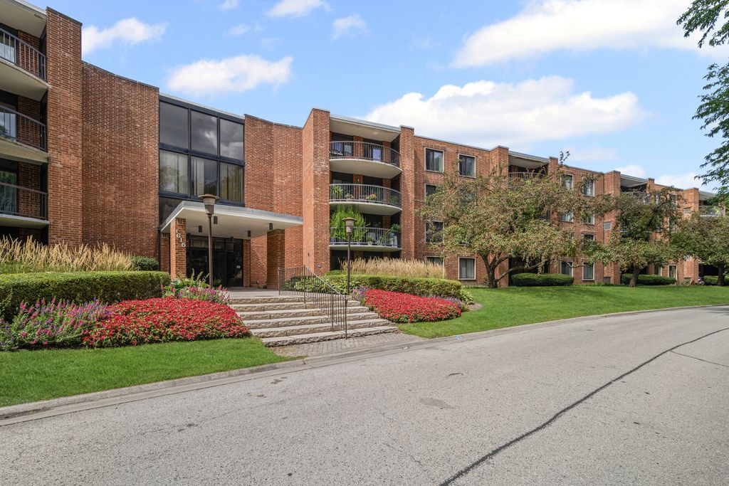 Photo for 1615 E Central Road #417C, Arlington Heights, IL 60005 (MLS # 12424761)