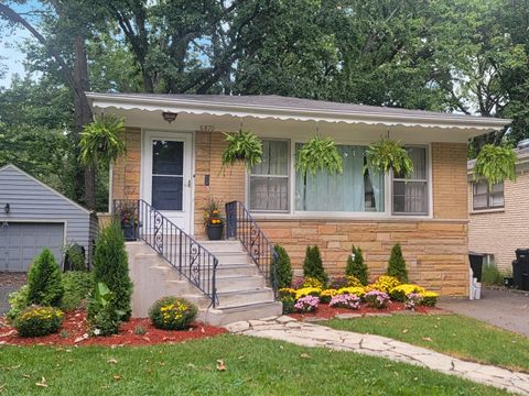 Photo of 6870 N WILDWOOD Avenue, Chicago, IL 60646 (MLS # 12480177)