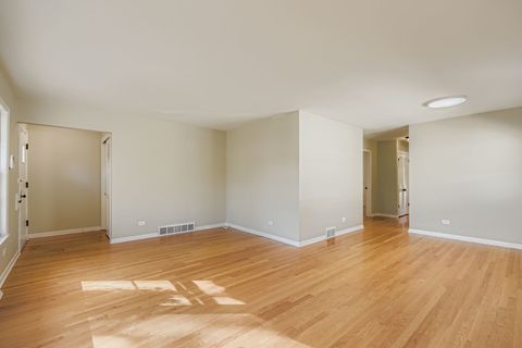 Tiny photo for 6870 N WILDWOOD Avenue, Chicago, IL 60646 (MLS # 12480177)