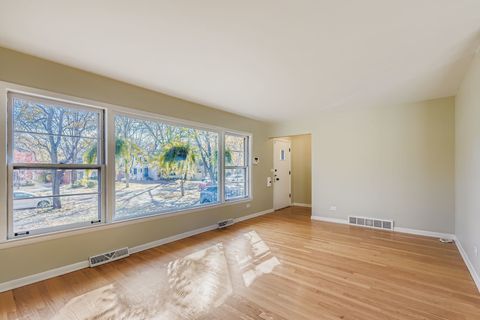 Tiny photo for 6870 N WILDWOOD Avenue, Chicago, IL 60646 (MLS # 12480177)