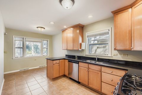 Tiny photo for 6870 N WILDWOOD Avenue, Chicago, IL 60646 (MLS # 12480177)