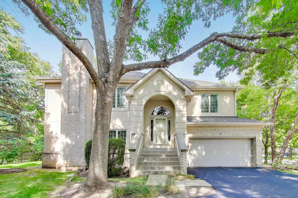 Photo for 11 Beaconsfield Court, Lincolnshire, IL 60069 (MLS # 12506690)