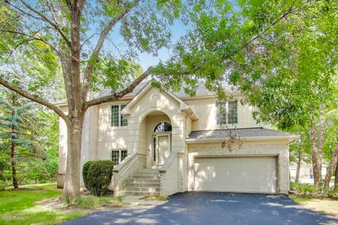 Tiny photo for 11 Beaconsfield Court, Lincolnshire, IL 60069 (MLS # 12506690)