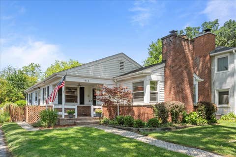 Photo of 913 Cambridge Lane, Wilmette, IL 60091 (MLS # 12698335)