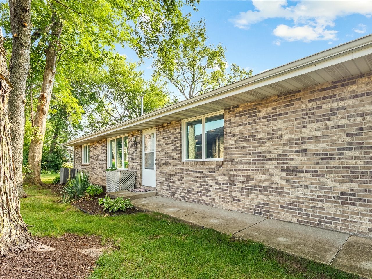 6616 Sandalwood Close