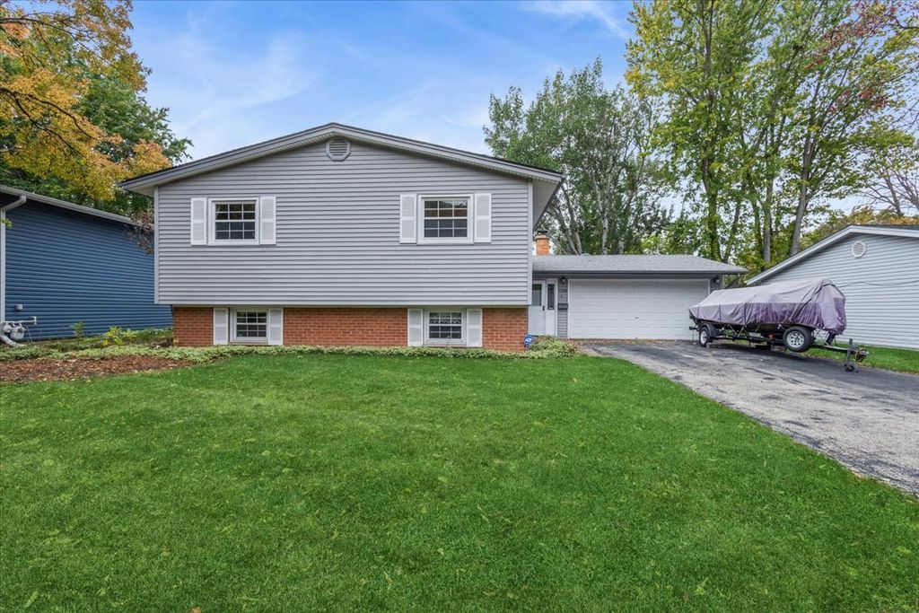 Photo for 7138 Edgebrook Lane, Hanover Park, IL 60133 (MLS # 12497418)