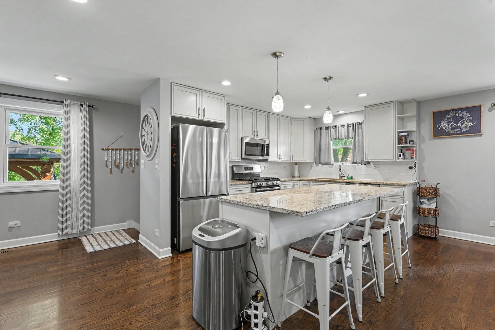908 E 159th Place