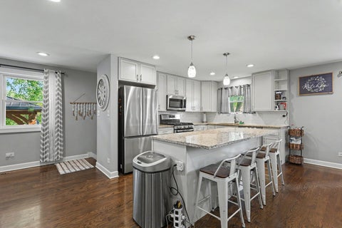 Tiny photo for 908 E 159th Place, South Holland, IL 60473 (MLS # 12749116)