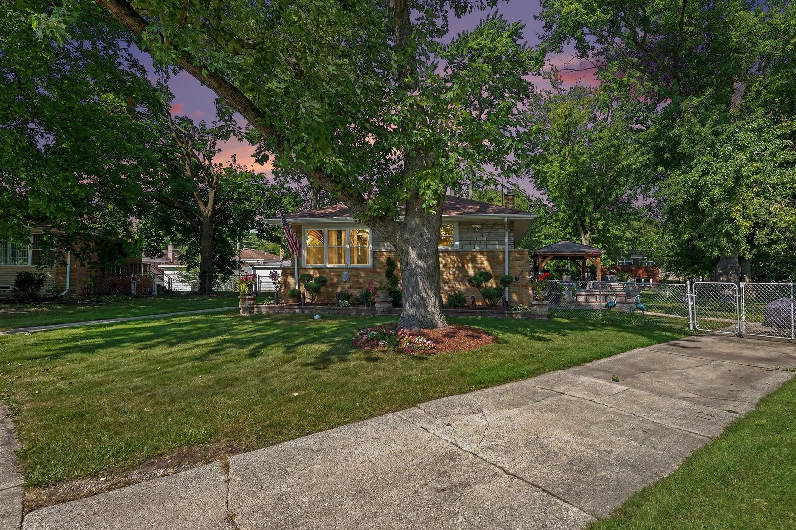 908 E 159th Place