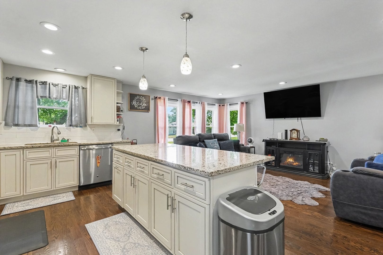 908 E 159th Place