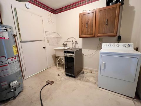 Tiny photo for 108 E 37th Street, Davenport, IA 52806 (MLS # 100000040)