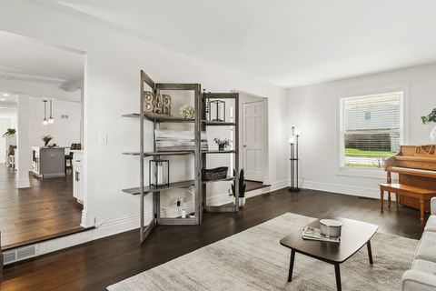 Tiny photo for 1653 N Douglas Avenue, Arlington Heights, IL 60004 (MLS # 12647501)
