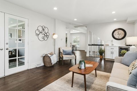 Tiny photo for 1653 N Douglas Avenue, Arlington Heights, IL 60004 (MLS # 12647501)