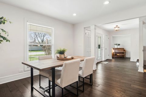 Tiny photo for 1653 N Douglas Avenue, Arlington Heights, IL 60004 (MLS # 12647501)