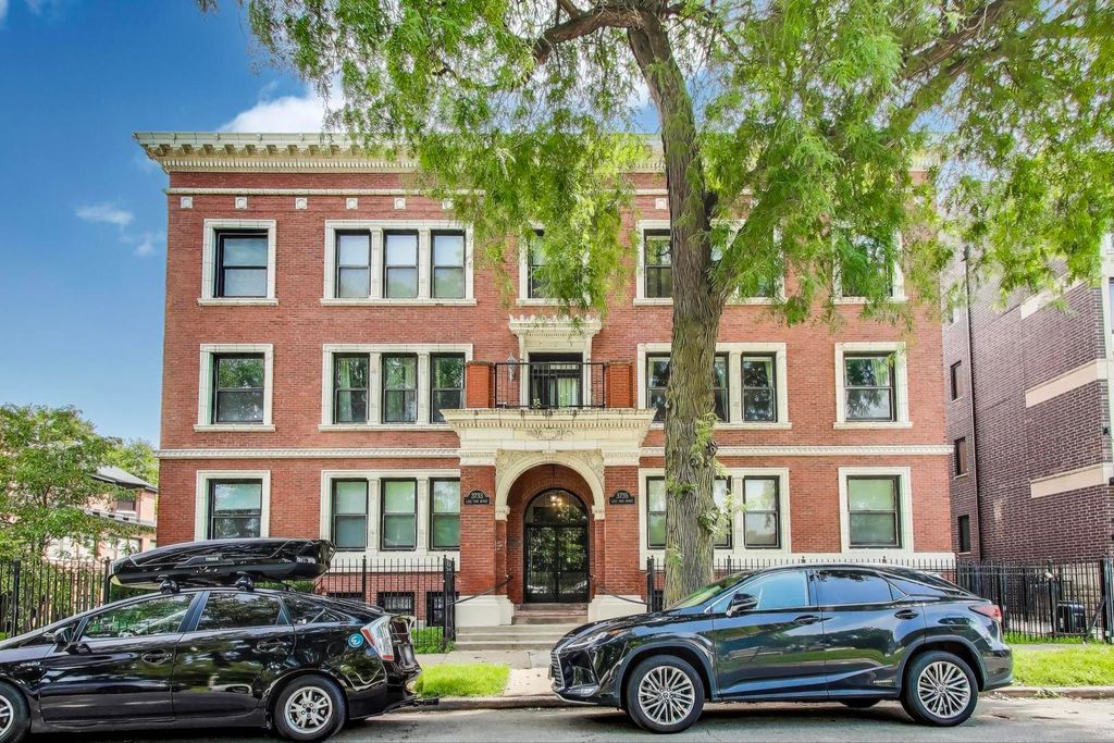 Photo for 3735 S Lake Park Avenue #G, Chicago, IL 60653 (MLS # 12434028)