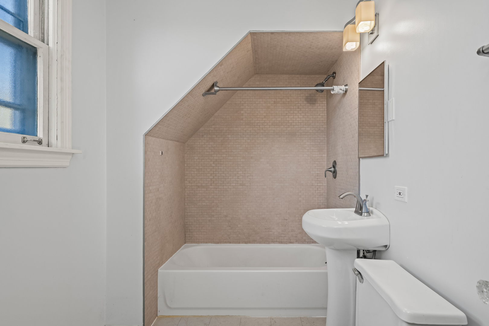 Des Plaines, Illinois 60016, United States, 3 Bedrooms Bedrooms, ,2 BathroomsBathrooms,Residential,Active,238566