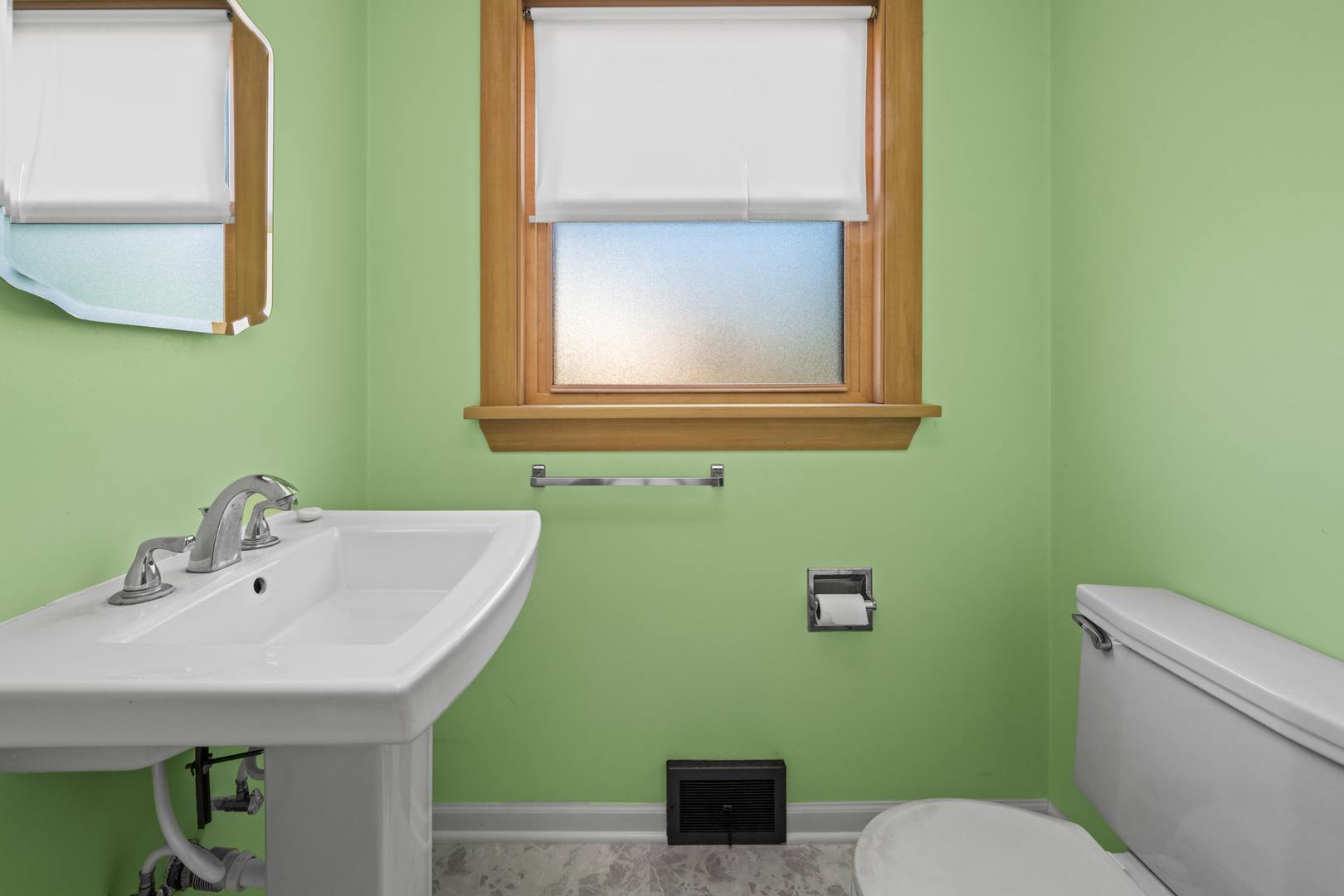 Des Plaines, Illinois 60016, United States, 3 Bedrooms Bedrooms, ,2 BathroomsBathrooms,Residential,Active,238566