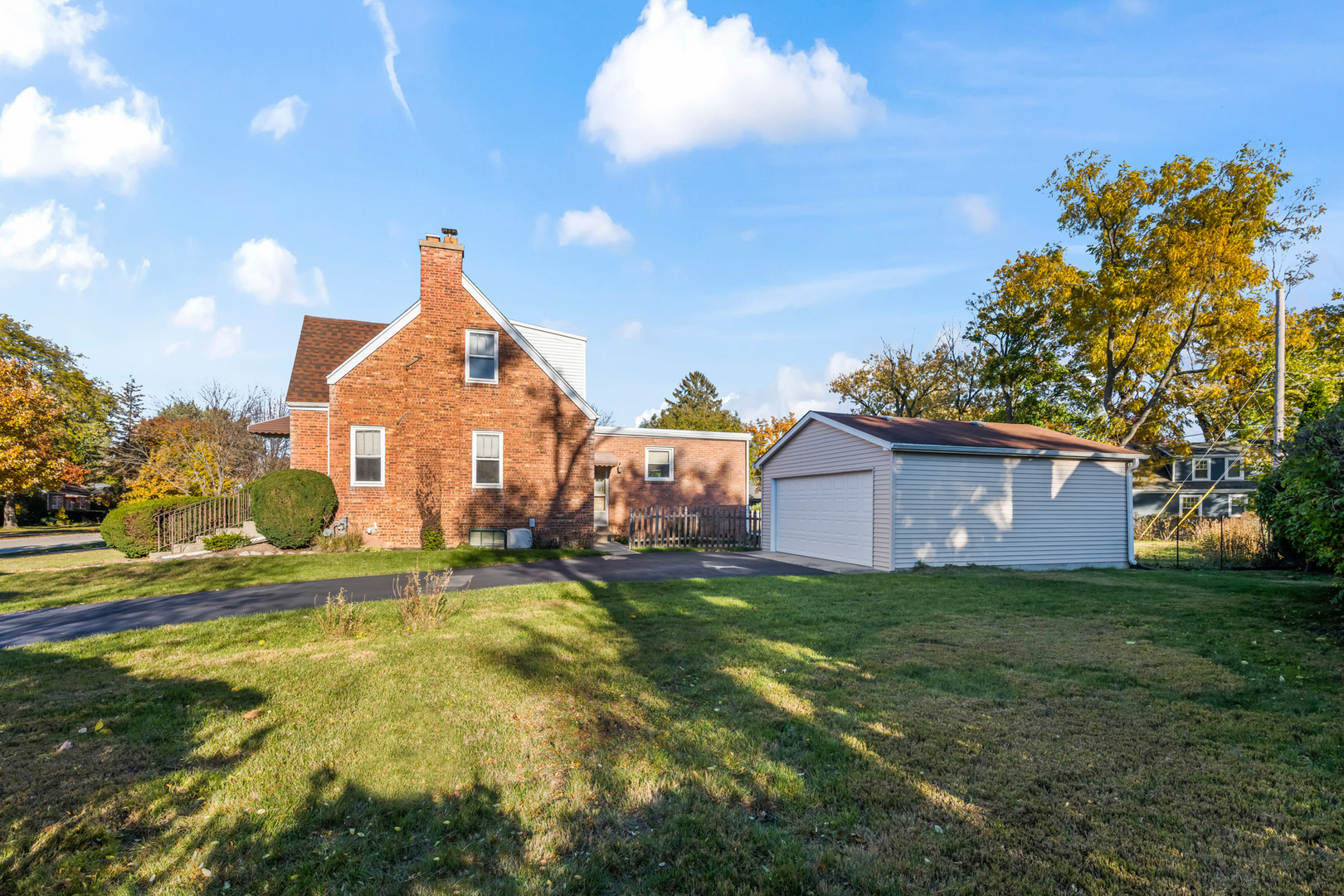 Des Plaines, Illinois 60016, United States, 3 Bedrooms Bedrooms, ,2 BathroomsBathrooms,Residential,Active,238566