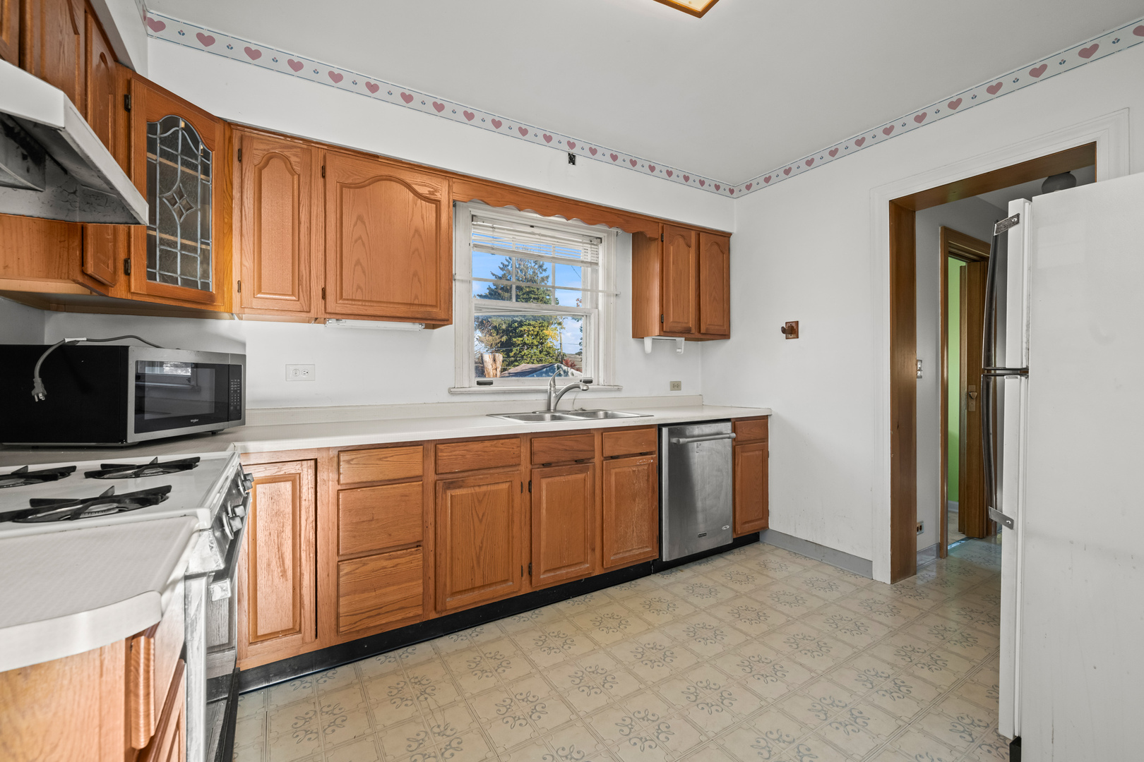 Des Plaines, Illinois 60016, United States, 3 Bedrooms Bedrooms, ,2 BathroomsBathrooms,Residential,Active,238566