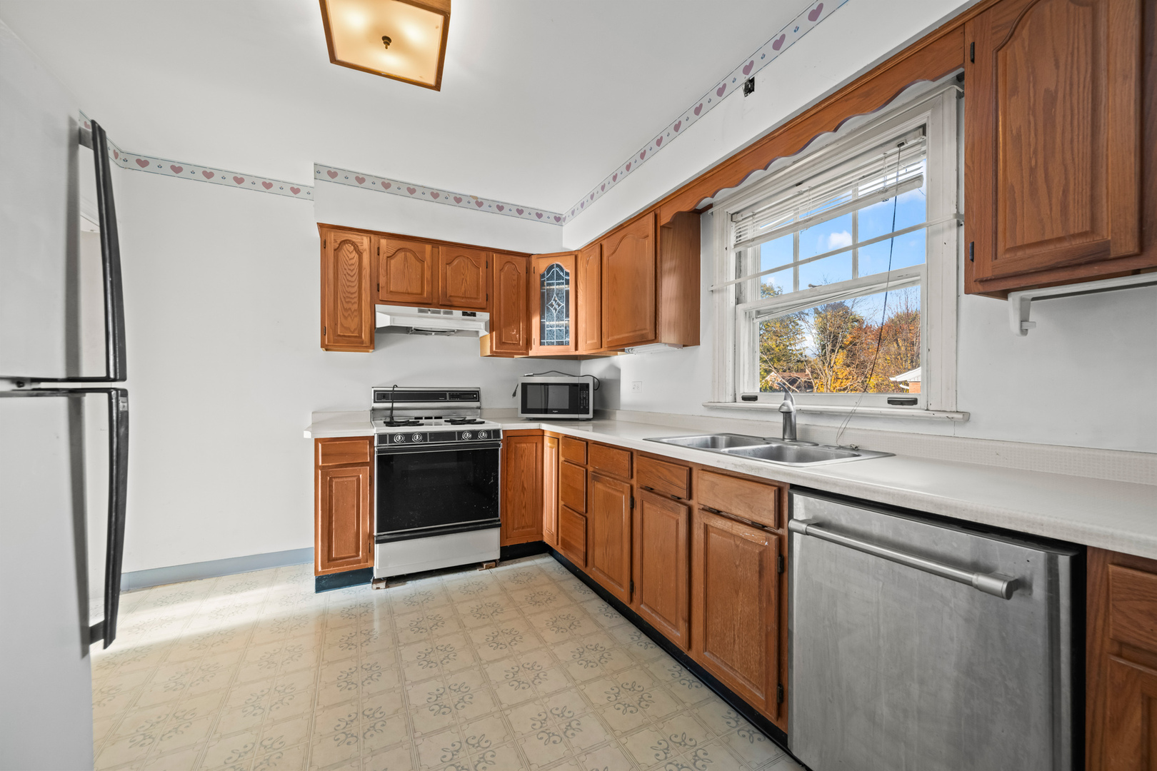 Des Plaines, Illinois 60016, United States, 3 Bedrooms Bedrooms, ,2 BathroomsBathrooms,Residential,Active,238566