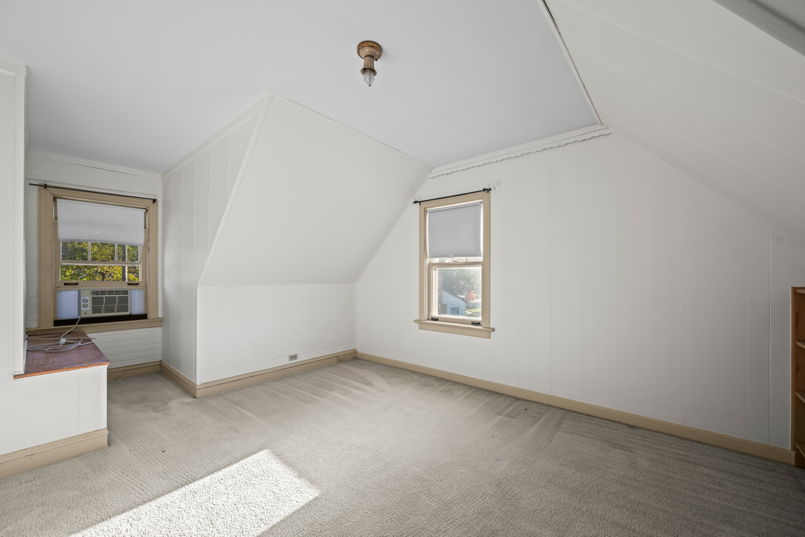 Des Plaines, Illinois 60016, United States, 3 Bedrooms Bedrooms, ,2 BathroomsBathrooms,Residential,Active,238566