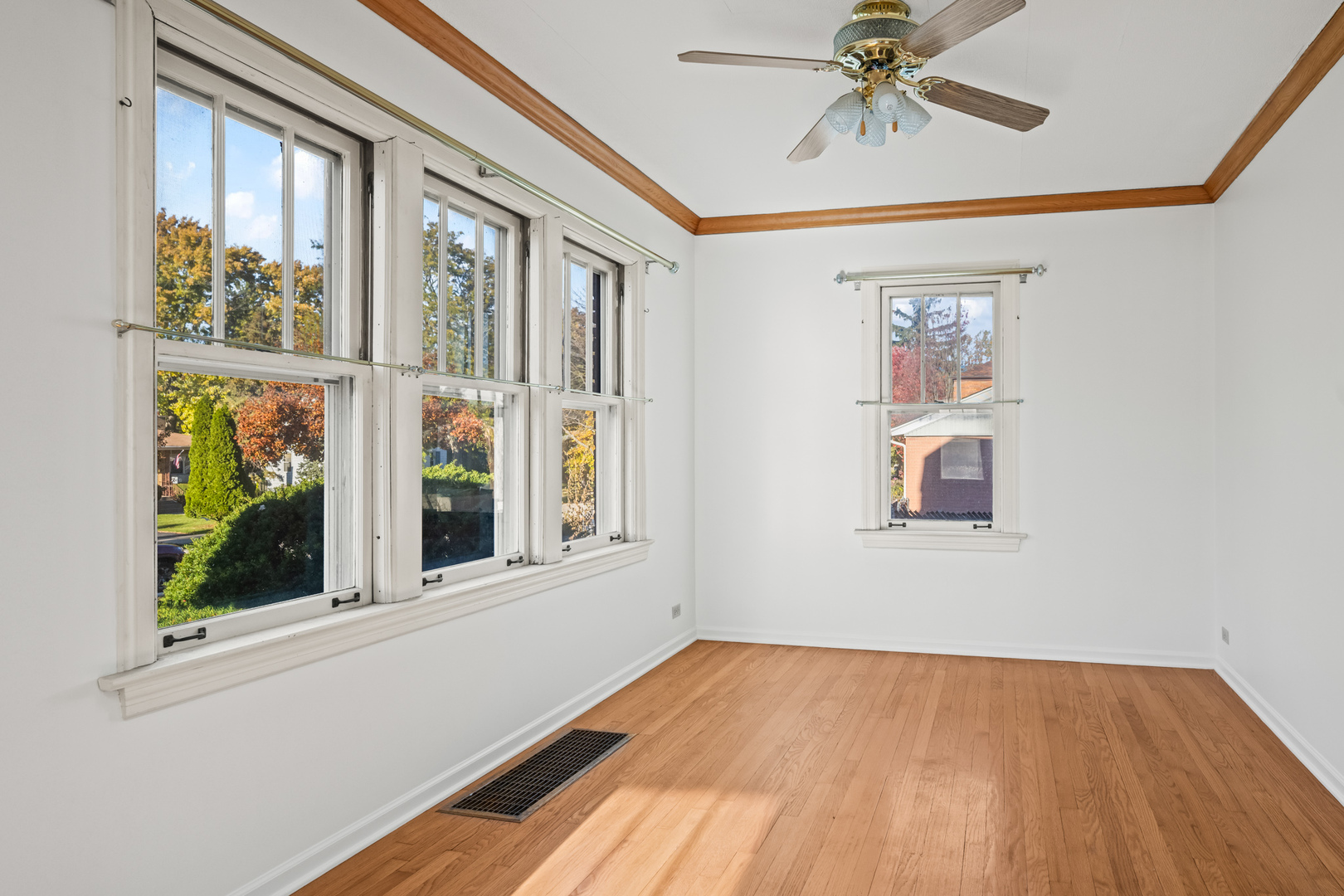 Des Plaines, Illinois 60016, United States, 3 Bedrooms Bedrooms, ,2 BathroomsBathrooms,Residential,Active,238566