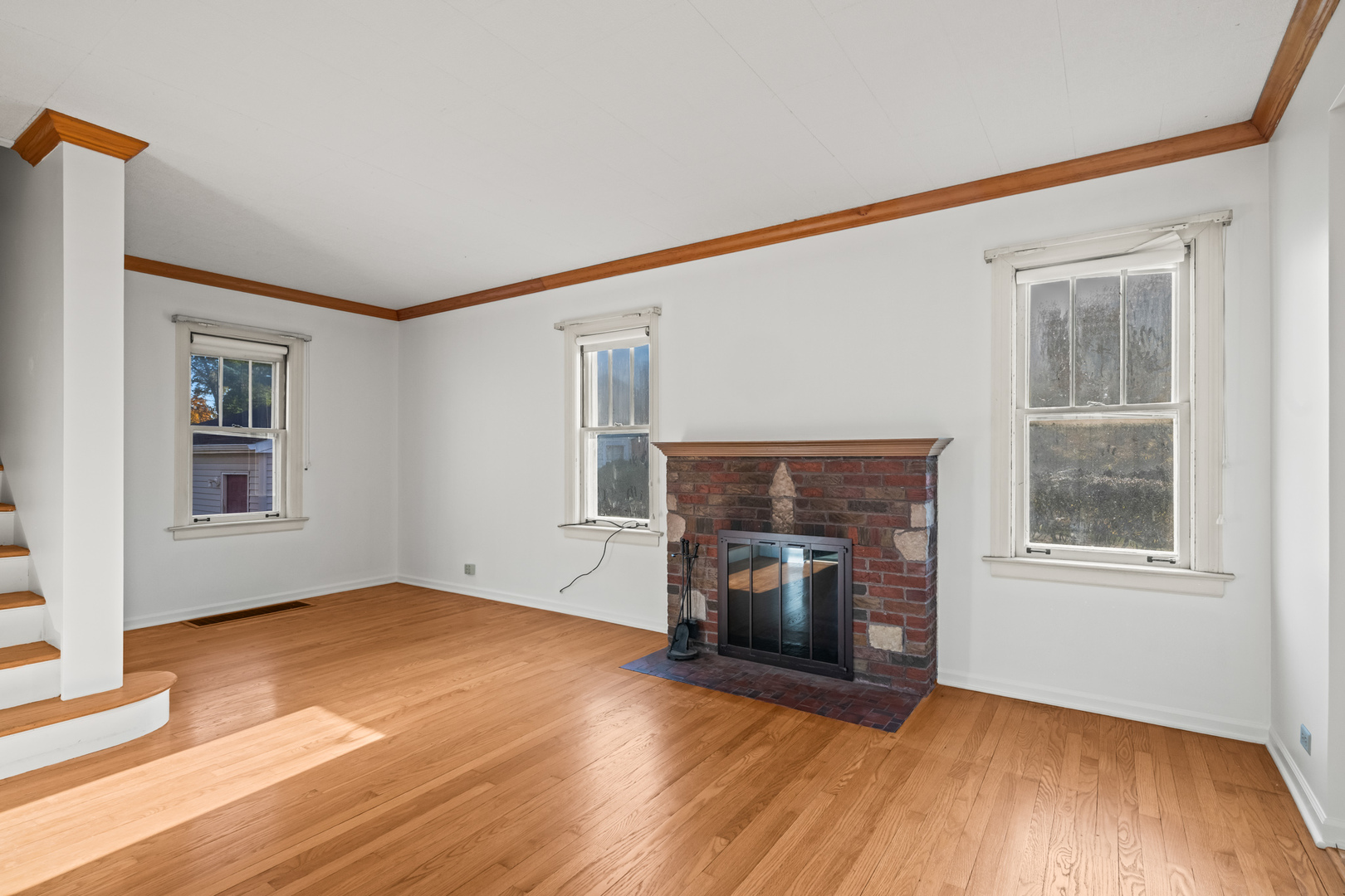 Des Plaines, Illinois 60016, United States, 3 Bedrooms Bedrooms, ,2 BathroomsBathrooms,Residential,Active,238566