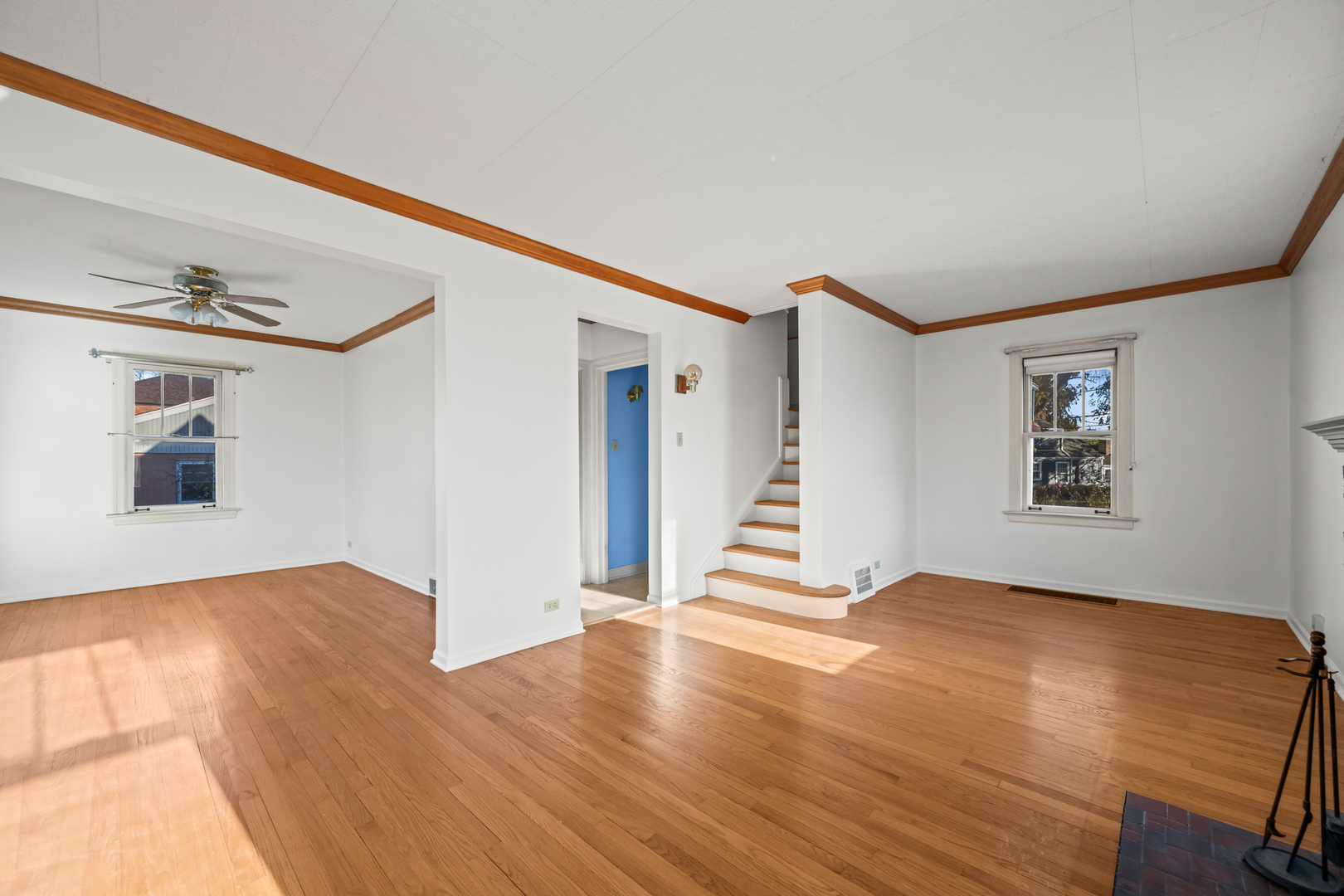 Des Plaines, Illinois 60016, United States, 3 Bedrooms Bedrooms, ,2 BathroomsBathrooms,Residential,Active,238566