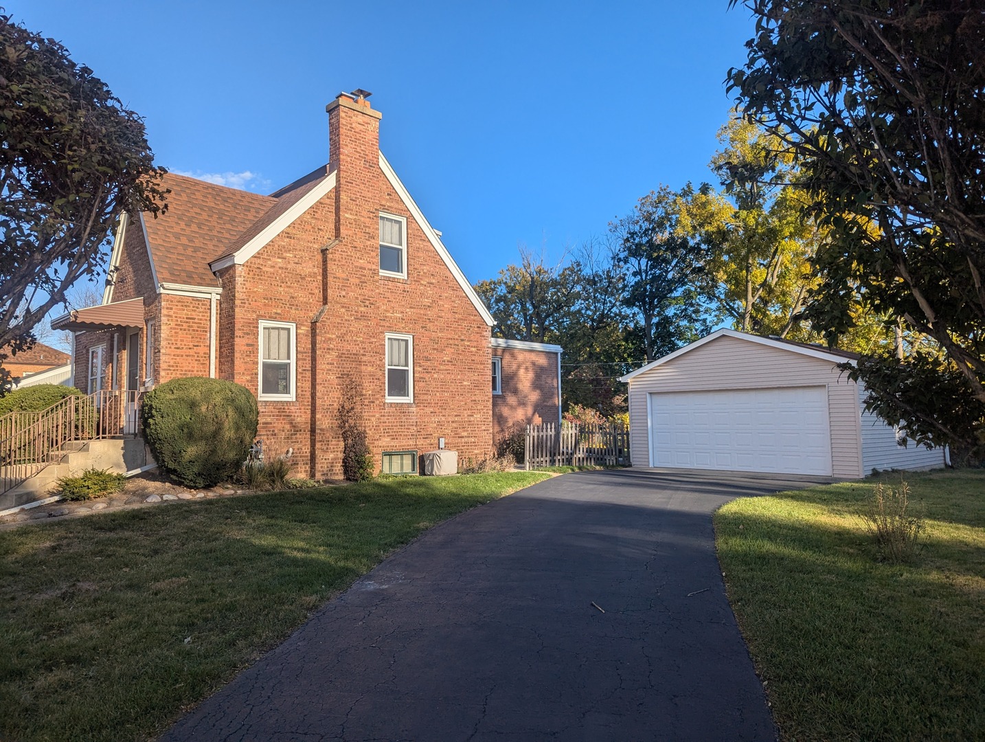 Des Plaines, Illinois 60016, United States, 3 Bedrooms Bedrooms, ,2 BathroomsBathrooms,Residential,Active,238566