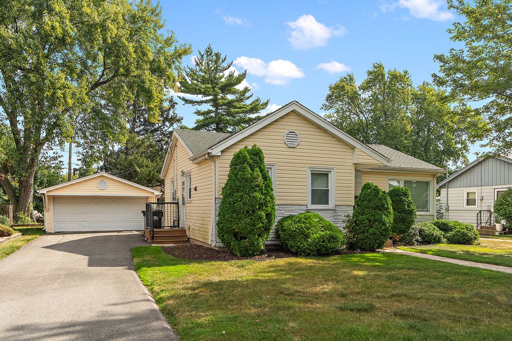 Photo for 10825 Oxford Avenue, Chicago Ridge, IL 60415 (MLS # 12482883)