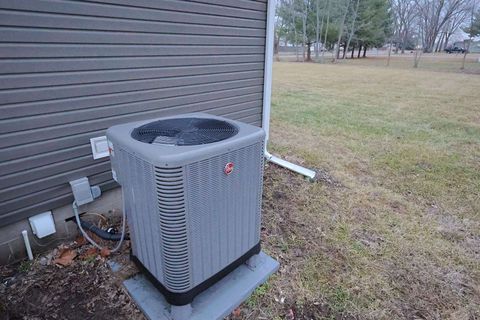 Tiny photo for 2114 Cedar Ave Avenue, Salem, IL 62881 (MLS # 100000457)