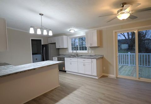 Tiny photo for 2114 Cedar Ave Avenue, Salem, IL 62881 (MLS # 100000457)