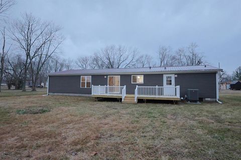 Tiny photo for 2114 Cedar Ave Avenue, Salem, IL 62881 (MLS # 100000457)