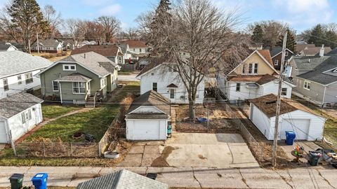 Tiny photo for 2128 N Sturdevant St Street, Davenport, IA 52804 (MLS # 100000281)